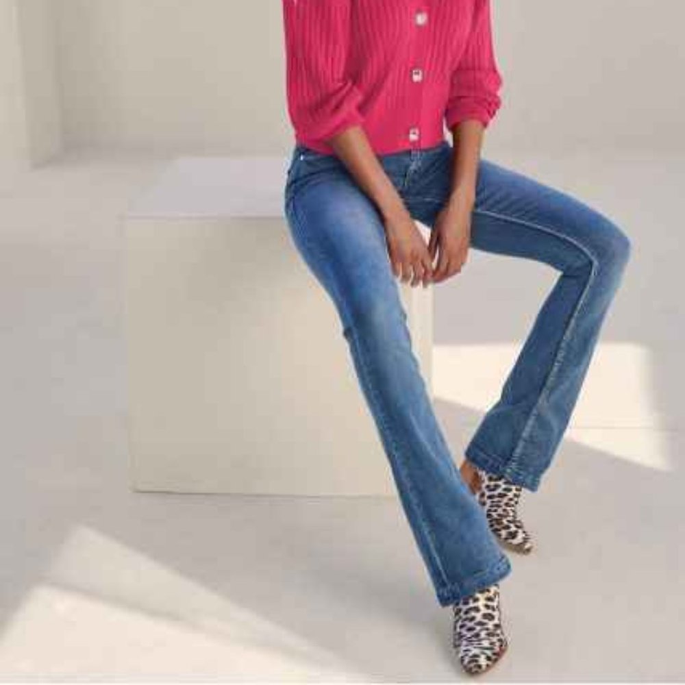 NEW VENUS BOOTCUT JEAN IN MEDIUM WASH SIZE 2S